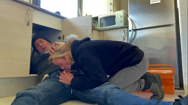 HOT WIFE BLOWJOB TO THE PLUMBER IN THE KITCHEN WITH CUM IN MOUNTH