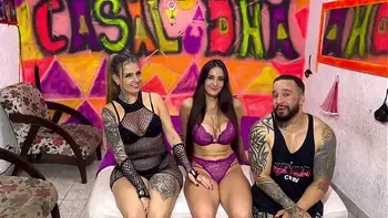 Uma gringa dos peitos gigantes estreia aqui no xvideos com nós ! Trazendo muita putaria e sendo fundida gostoso por nós casal dna !