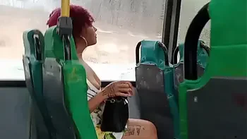 Me exibi dentro do ônibus e o corno melou a cueca