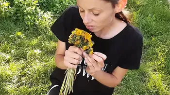 I gave my neighbor flowers, and she thanked me with cunnilingus - Girls fly orgasm