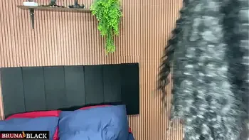 Jovem negra grávida divide a cama com seu cunhado pervertido, só uma rapidinha sem ninguém saber.