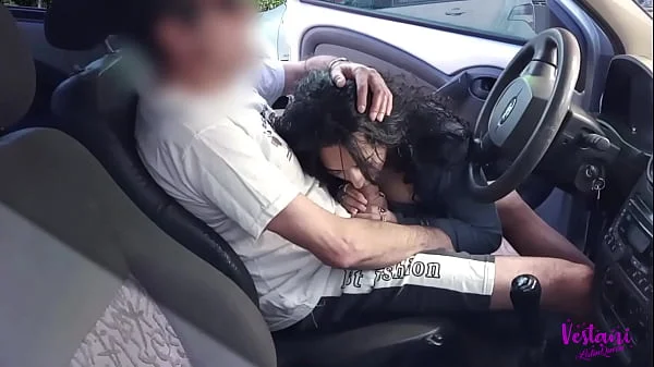 Masturbo a un extraño en su auto mientras mi marido filma todo
