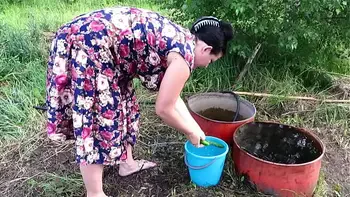 Mature housewife masturbates with a cucumber in the garden outdoors. She leaves the vegetable inside her pussy and goes home. Amateur fetish. PAWG.