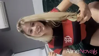 Loira peituda dá o cuzinho apertadinho e rosinha mas antes usa plug anal para treinar e conseguir dar o cuzinho pro seu namorado socar forte nele - alinenovak.com.br