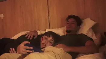 No puedo dejar de tocarme y tuve que poner mi pene en la boca de mi hermanastra (por poco nos descubren) FANTASIAHARDCORESEX