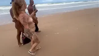 Fui com minha amiga da a bucetinha em uma praia de nudismo para os pirocudos