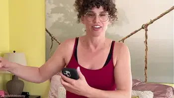 Stepmom Proves She's Not a Lesbian Stepsister