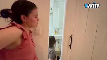 Le doy ordenes sexules a mi novia y se viene en un baño público.