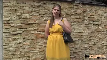 Alice exige un gaillard sévère pour son plaisir