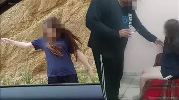 Viejo Encuentra a Morrita putipobre de colonia marginal y le ofrece dinero por usarla como bolsa de semen, jovencita real, no fingido 18 yo - SUBTITULOS en inglés