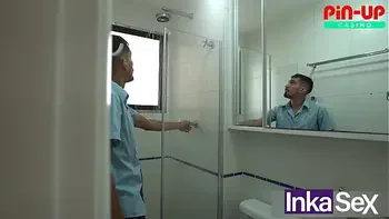 Brasilera de cuerpo fenomenal Pamela Santos seduce a su gasfitero entregandole su enorme culo