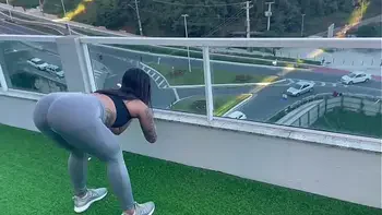 ELA SEDUZIU O PERSONAL E CHAMOU ELE PRA COMER SUA BUCETA NO AP