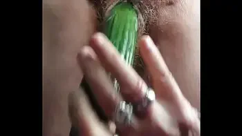 Oma neukt oude harige kut met komkommer