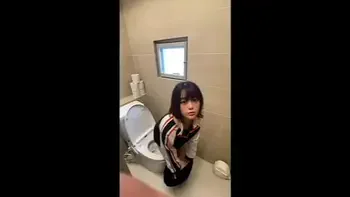 大学生カップル　ト○レでセックス　声を抑えながらSEXするカップル。