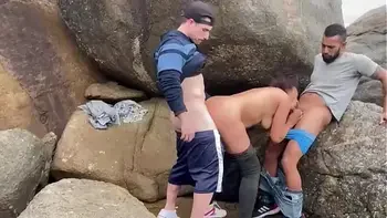 Casada fudendo na praia com dois.