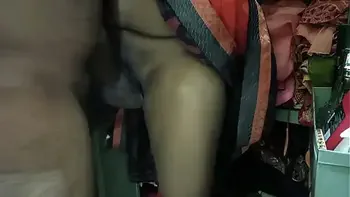 कामवाली औरत की साड़ी  उतार कर चुत मारी हिंदी ऑडियो