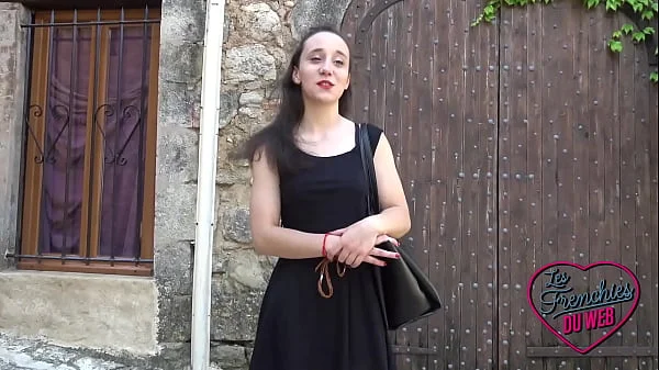 Amandine se laisse guider par la coquine Marie