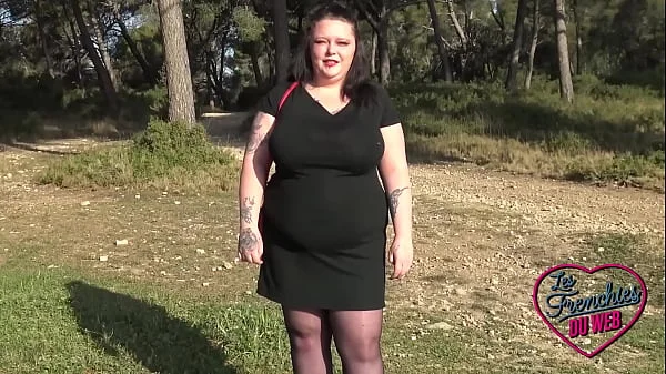 Jade, une ronde très coquine qui adore l'exhib