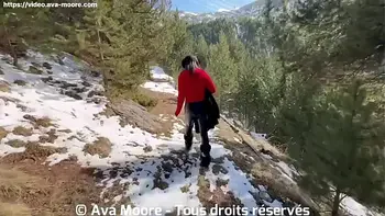 Cette Jolie Brune Se Fait Démonter La Chatte Par Une Enorme Queue Dans La Neige! FINAL FACIALE!