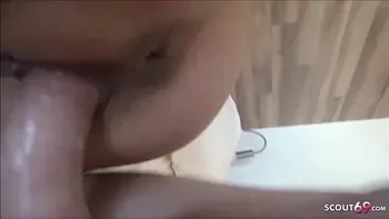 Junge Türkin beim masturbieren erwischt und von Deutschen im Hotel gefickt