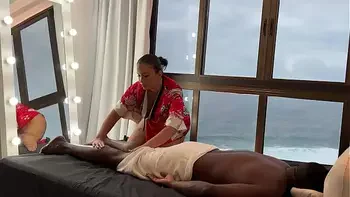 Gueixa massagista Asiática fez uma massagem relaxante com final feliz  no negão dotado  que empurrou seu pirocao no pelo não resistiu e Gozou dentro da buceta da massagista japosensa - Lina Nakamura - John - Coffee