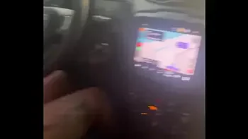 Trânsito parado eu aproveitei para chupar meu enteado e tomar todo do leite, que esse vídeo não pare na internet para meu marido ver.