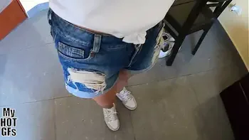 Prostituta tetona me pide que me ponga el preservativo pero me lo quito y le dejo el coño goteando de leche