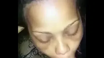 Ancienne conseillère à la présidence de la République du Tchad Fatimé terap dans ses ébats sexuels, nous ne savons pas pour quel raison elle film