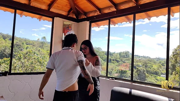 La profesora Antonella se folla a joven alumno para darle una leccion