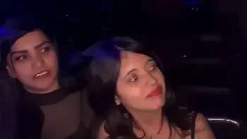 Baixinha, magrinha e novinha sentado e rebolando no pau na cabine do club de swing