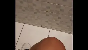 LA MAMA DE MI MEJOR AMIGO ME ENCUENTRA MASTURBANDOME CON SU TANGA Y ME LO CHUPA HASTA VENIRME EN SU BOCA PARTE 2