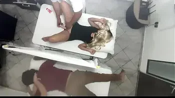 Video Grabación Real Como el Masajista Tiene Sexo con la Mujer al Lado de su Marido