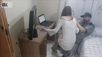 Novinha sozinha em casa recebe o manutencista tarado! Câmera escondida