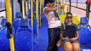 acochei a minha vizinha ninfeta vindo da escola dentro do ônibus público safada não conseguiu resistir e caiu d boca na minha rola ali mesmo( completo no sheer e red)