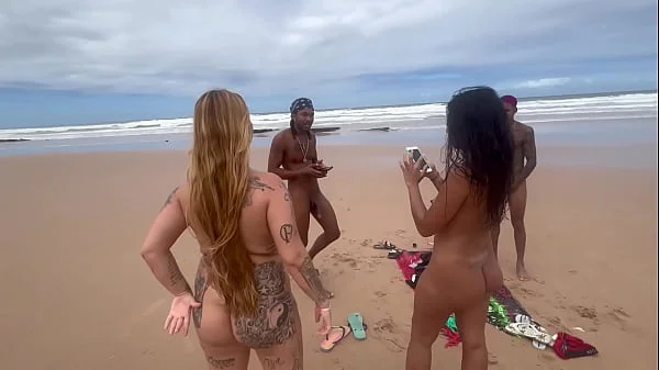 Fudendo a gostosa na praia com todo mundo vendo