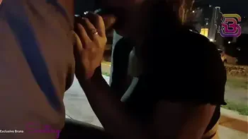 Brigou com o marido e disse que o primeiro que ela visse ia chupar o pau, dito e feito a puta da Bruna Santiny mamou um cara na praça