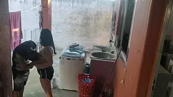 esposa saiu e a empregada não resistiu ao meu pau ereto