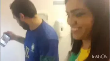 NAO TINHA CLIENTES NA BALADA ENTAO PEGAMOS O SEGURANCA ESCONDIDINHO NO BANHEIRO