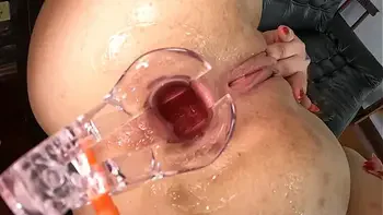 Pov com a nerd focado no anal e com espéculo vaginal e anal