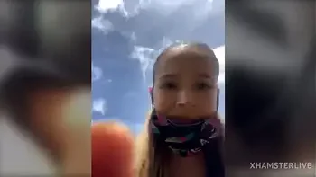 Sara fun squirt en público