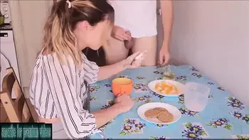 I give milk to my friend's hair so she can comb her hair