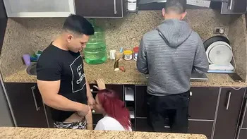 Esposa y su Marido Cocinando pero Ops su Amigo le Mete Mano a su Esposa al Lado de el que Descaro NTR Netorare