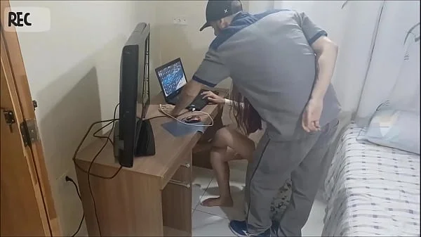 Novinha sozinha em casa recebe o manutencista tarado! Câmera escondida