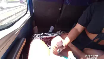 Caiu na Net Jovem Passageira é flagrada pegando na piroca do garoto no ônibus  veja o que aconteceu