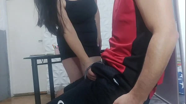 recepcionista gostosa sem calcinha! me arrisquei colocando o pau pra fora! em plena recepção, qual será a reação dela?