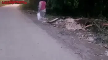 transando com uma gostosa de uma colônia marginal sem camisinha, por algumas latas, safado tira proveito da pobreza e goza até no cuzinho dela!