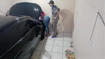 Funcionário safado conserta carro da gostosa na oficina!