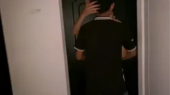 estoy aburrida barriendo afuera de mi casa y mi vecino me invita a follar y acepto