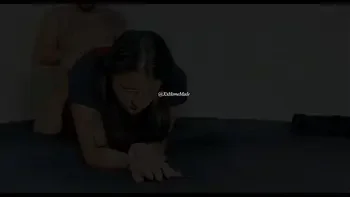 Mi pequeña hermanastra estudiante me dio la virginidad de todos sus agujeros... Eyaculé masivamente en su rostro.