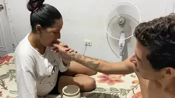 ME GUSTA QUE MI HERMANASTRO JUEGUE CON MIS TETAS Y MI COÑO CUANDO MIS PADRES NO ESTAN.